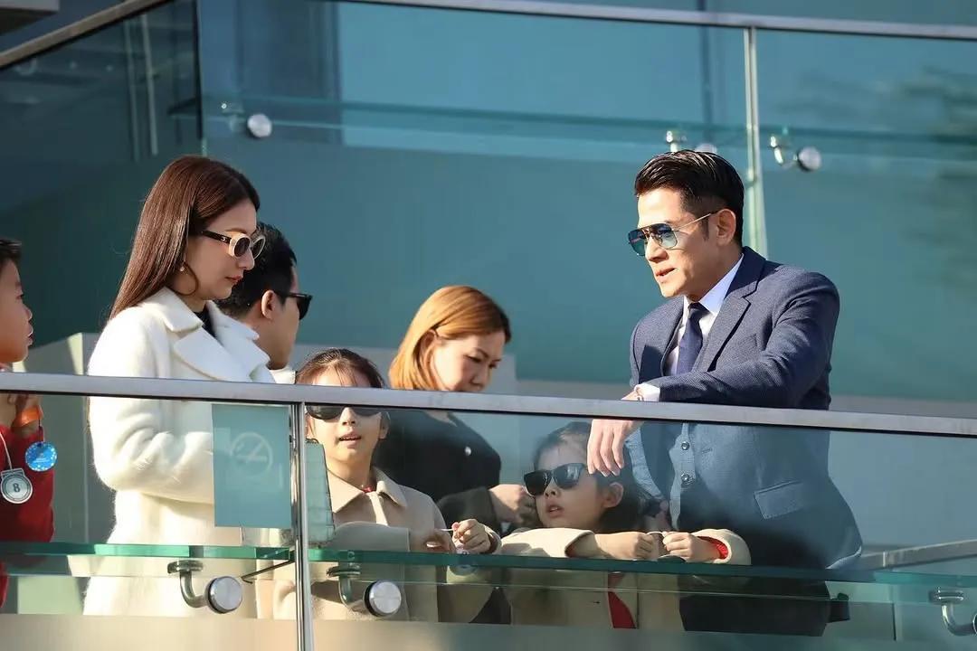 郭富城一家看赛马