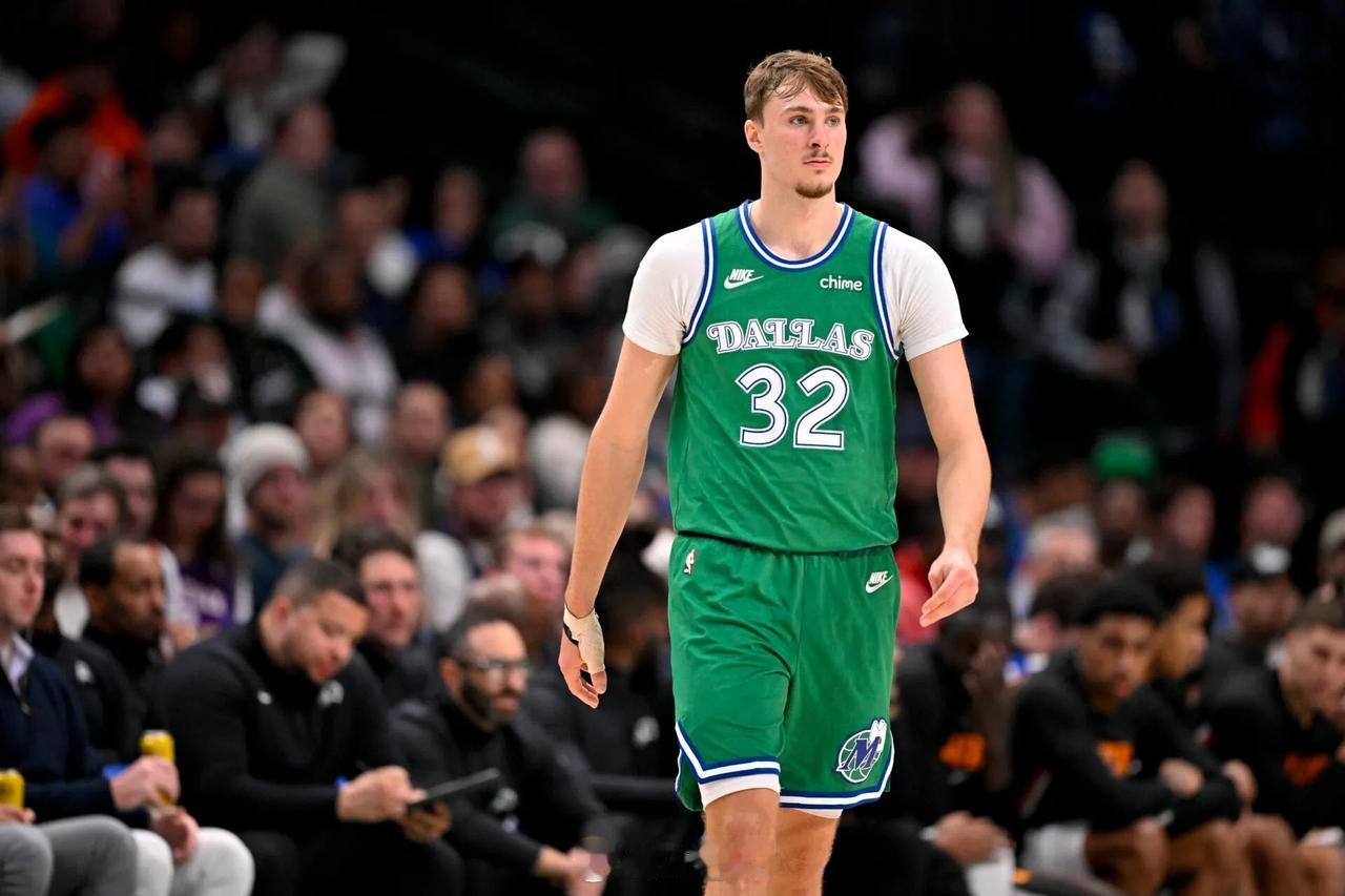 刚看到一项数据，弗拉格最近三场比赛场均可以得到27.0分7.3篮板，投篮命中率5