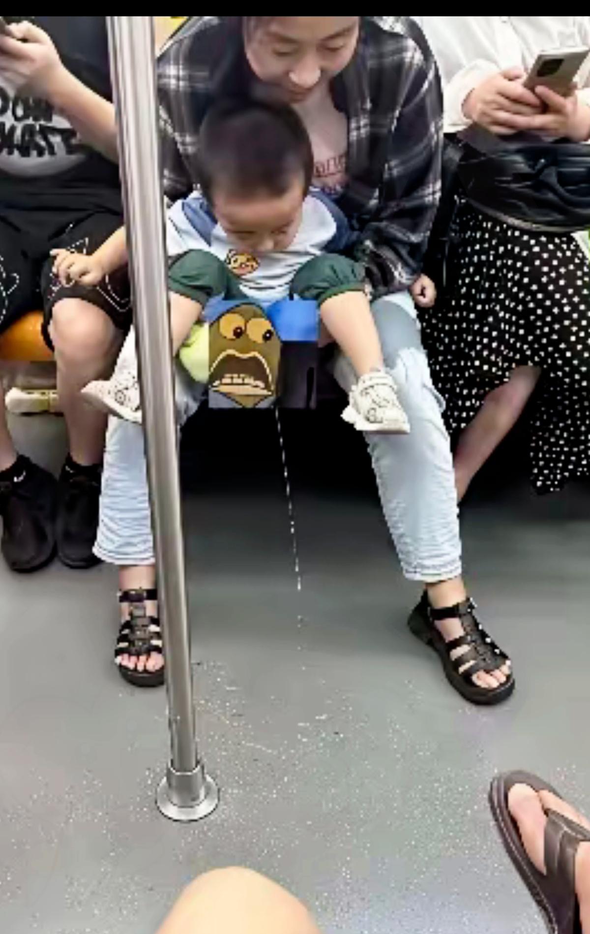 地铁里孩子当众尿尿，家长竟全程冷漠！公共素质真不能“摆烂”
 
坐地铁碰到的这幕
