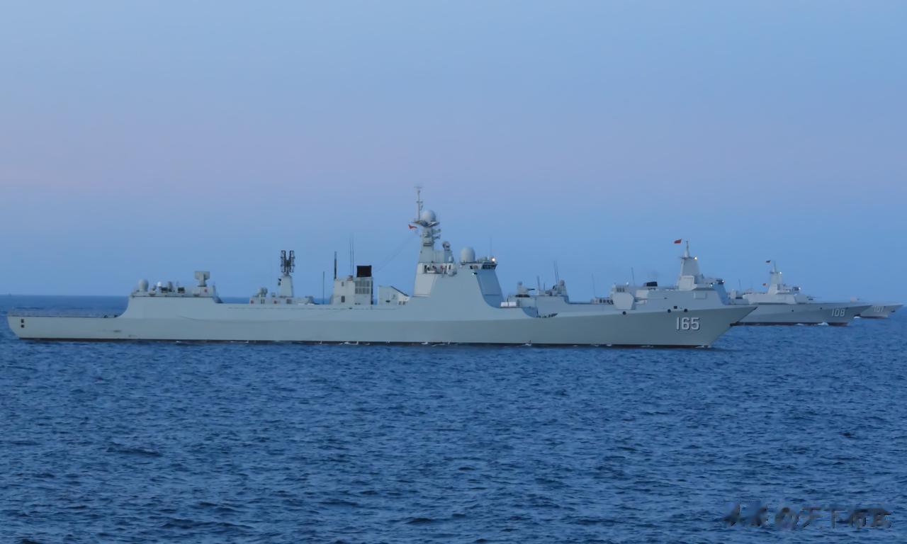 这就是牌面，来瞅瞅南海舰队055大驱“遵义舰”、“咸阳舰” 与052DL“湛江舰