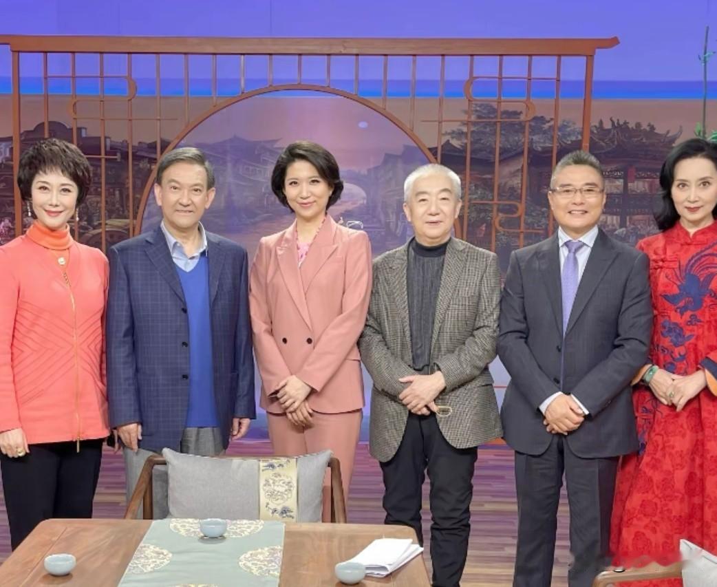 节目主持人（左三）与戏曲名家同框亮相，他们个个都极为出色。不过，最令我瞩目的当属