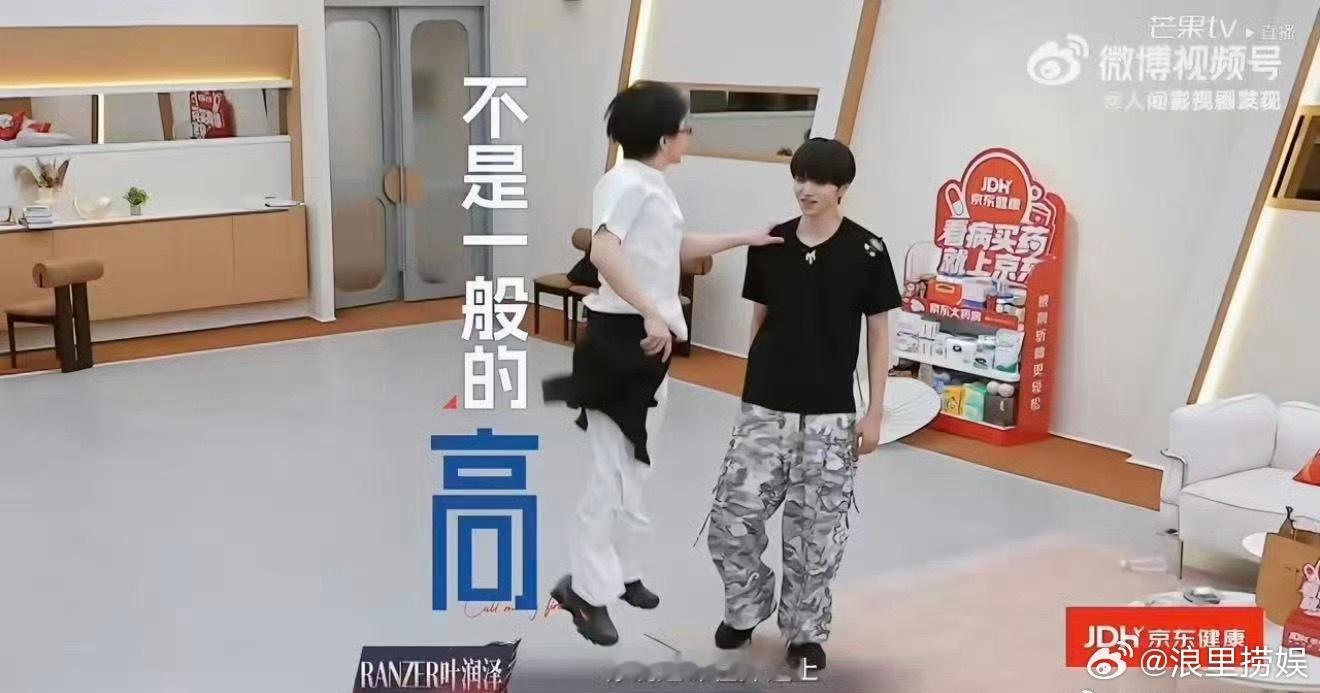王传君给管健嘉晨叶润泽上小课披哥暖心名场面！王传君细致帮两人打磨舞台，认真传技巧