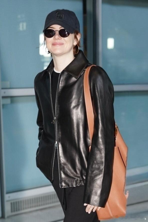 Emma stone艾玛斯通到达法国巴黎抵达机场，代言人准备亮相时装周了 ​​​