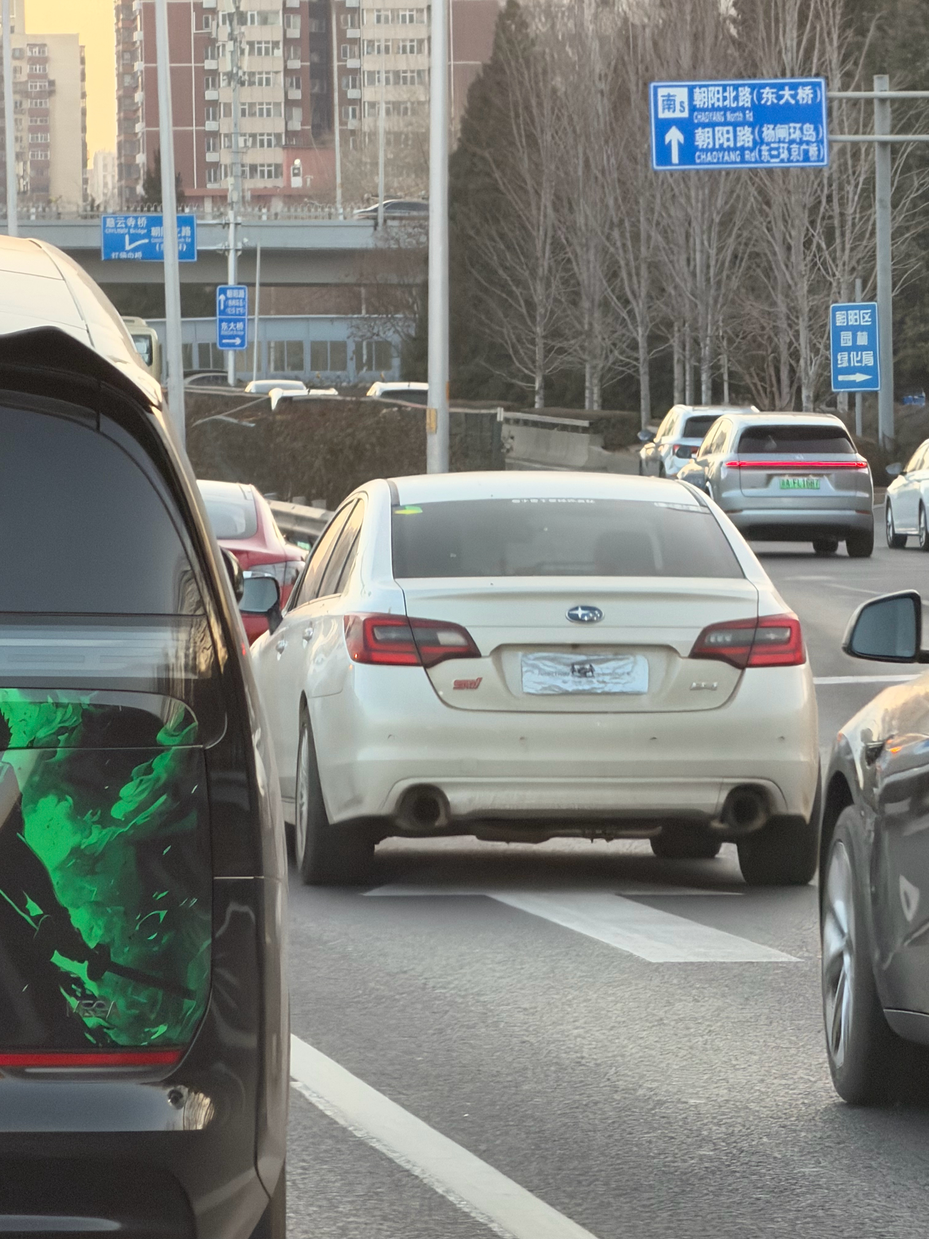 惊了 竟然在北京还能看见一个遮挡号牌的 