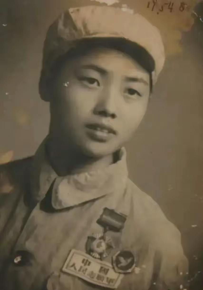 暗夜微光：16岁女护士失明后，在敌群中守护伤员的生死突围
 
1951年，16岁