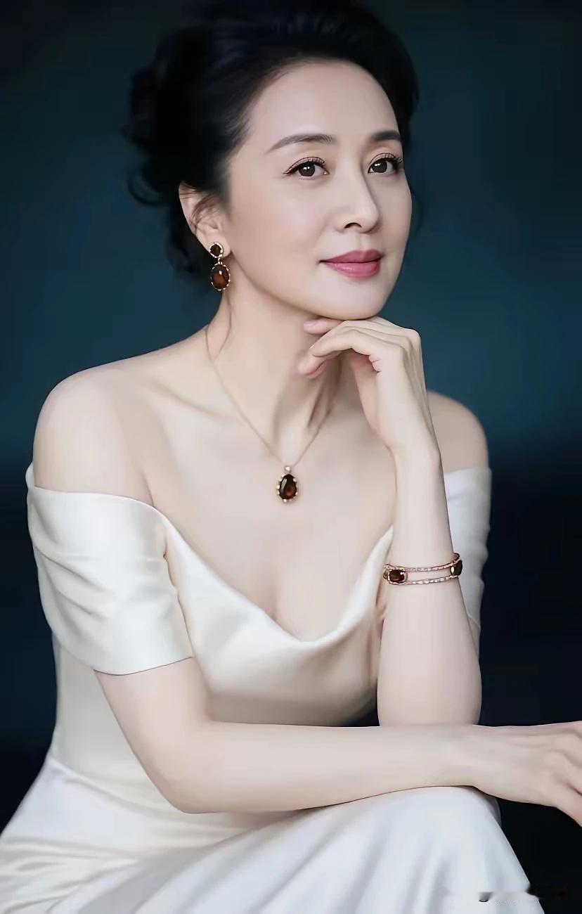 七绝•忆旧 
作者/林姐一生晴 
流年似水去无声， 
往事如烟梦不成。 
独倚阑