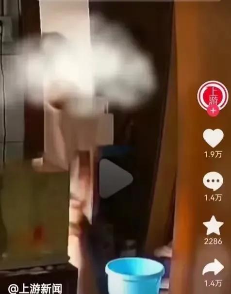 江苏，夏天到了，天气炎热，女子看着汗流浃背的女儿，打开了空调。但这却引起了婆婆的