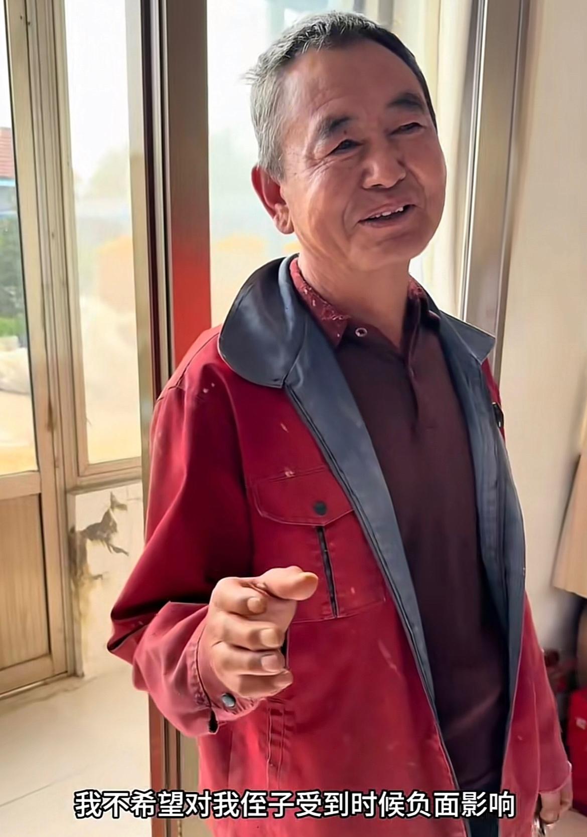 山东安丘，东庄子村的赵四叔家格外热闹，院子里挤满过来蹭流量的播主，面对大家的关注