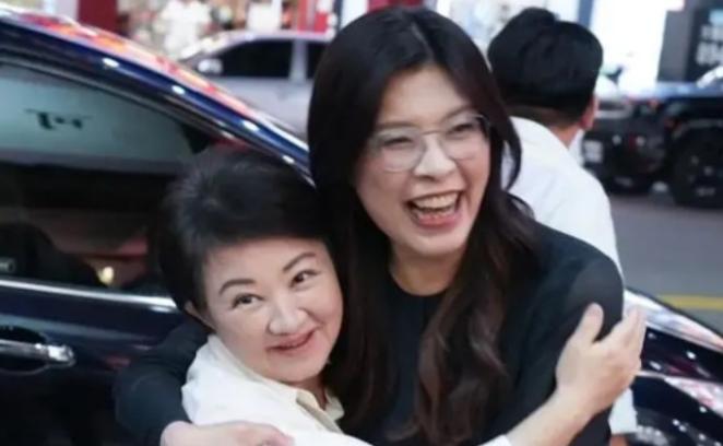 郑丽文刚来大陆 2 天，获得高规格接待后，卢秀燕终于没有一错再错了！

麻烦看官