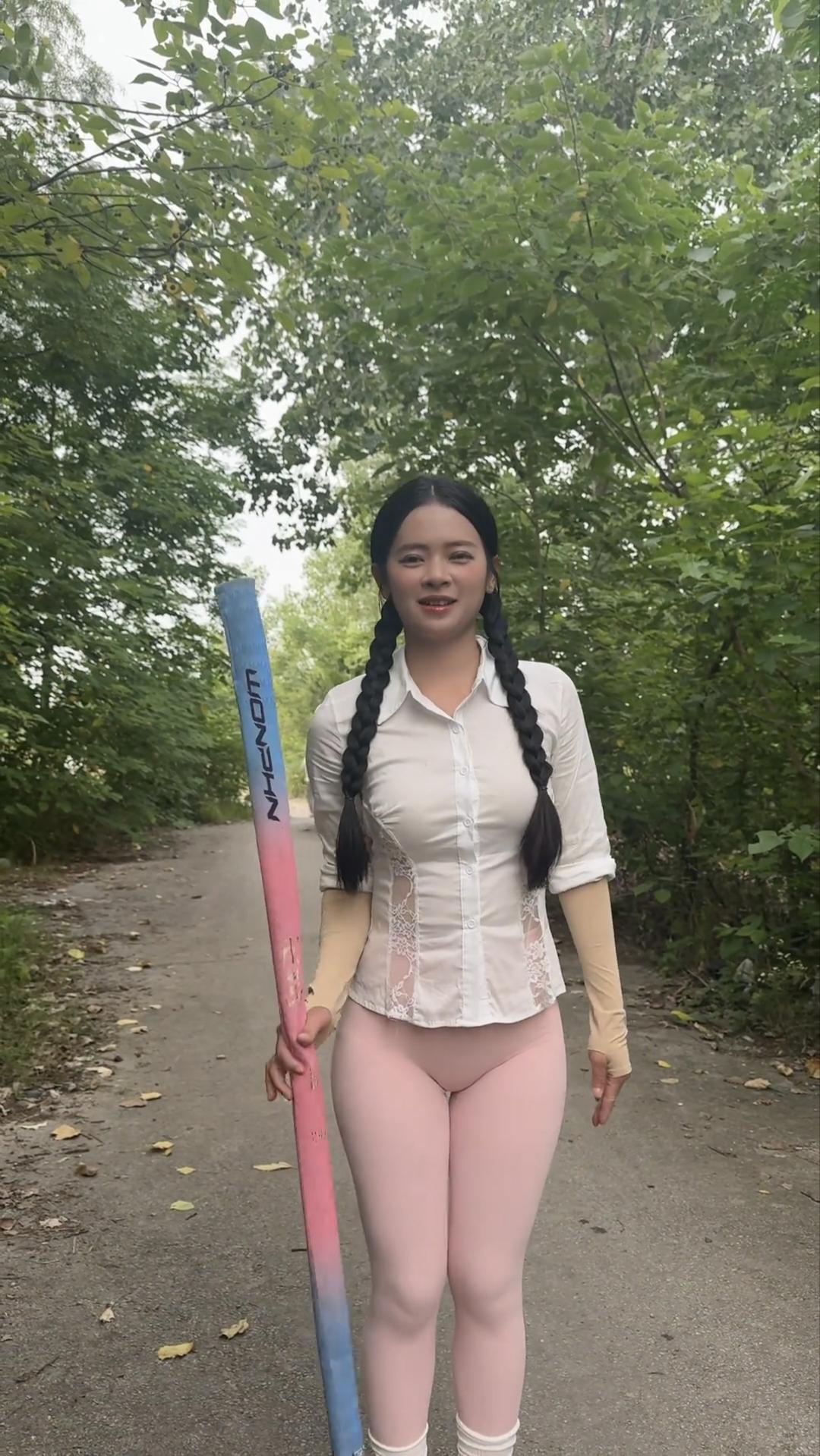 大家钓鱼，喜欢野钓还是欢乐塘谁说女子不如男，要说钓鱼，这姑娘可丝毫不比男人逊色，