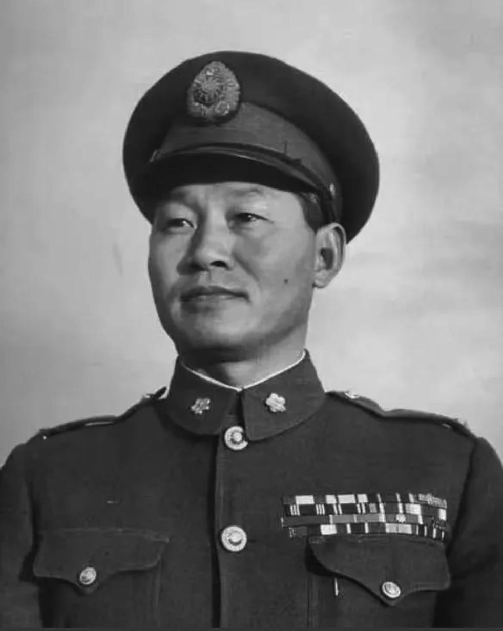 1951年，孙立人睡前习惯性搂住妻子，却觉手感不对。他惊坐起，借着微光看清枕边人