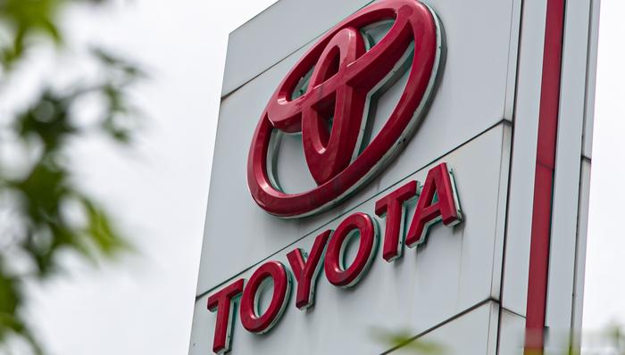 丰田全球销量连续六年第一日本丰田汽车连续第六年成为全球第一大汽车制造商。1月29