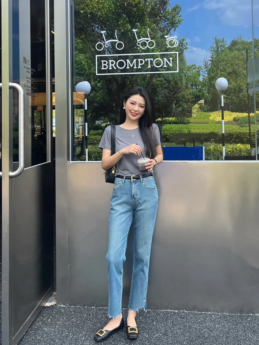 #夏日生活打卡季#👖灰色T恤遇上九分毛边牛仔，随性风尚新演绎！简约灰色T恤，经