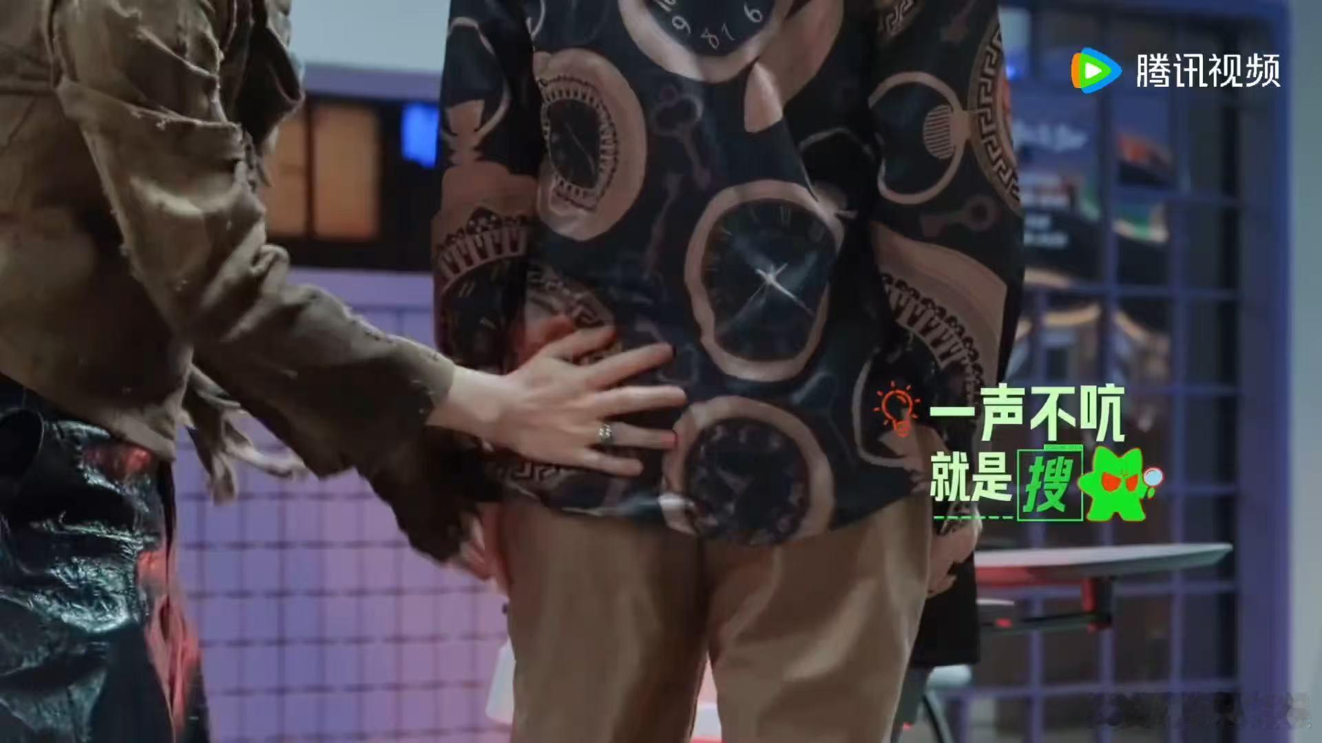 丁程鑫周柯宇搜身李飞张凌赫质问丁程鑫金靖开始推理吧这期节目两条线索线形成反差，丁