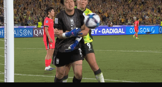 澳大利亚女足队员激动的时候，也是缺乏风度，真的是咬牙切齿的去推搡韩国女足的守门员