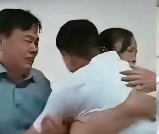 寻亲直播带货的恶果真的显现了！

近日，被抢22年失踪的姚一飞找到了，各大媒体铺