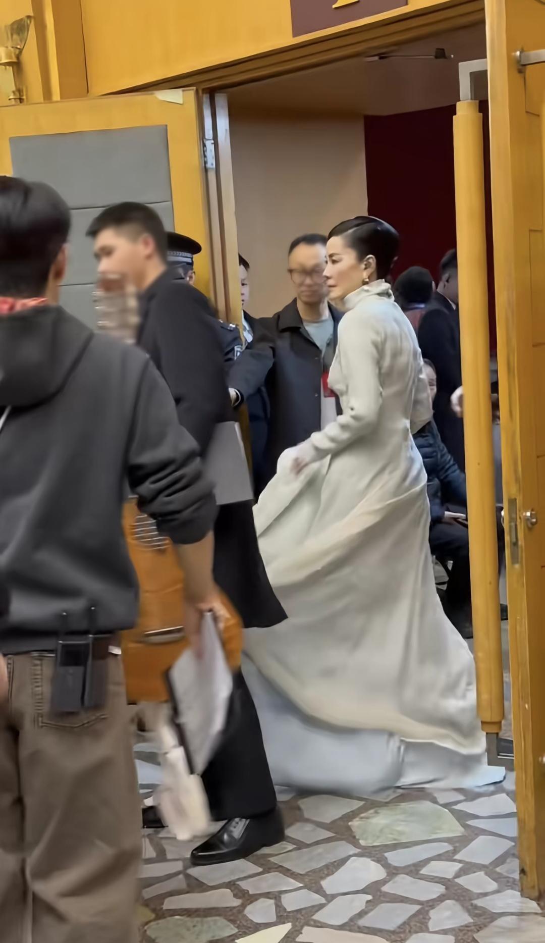 王菲又来春晚了，今天是除夕，最激动时刻的春晚就要到了，大家最期待的王菲终于露面了