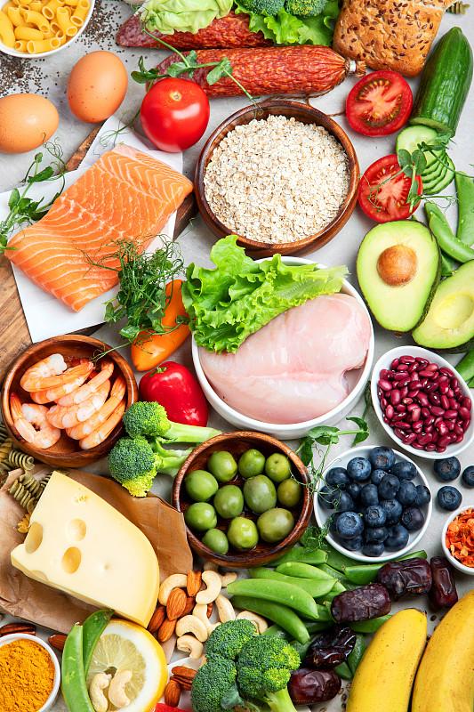 长寿密码藏于餐桌？揭秘“多吃与不吃”背后的健康真相

清晨的粥铺，热气蒸腾的食客