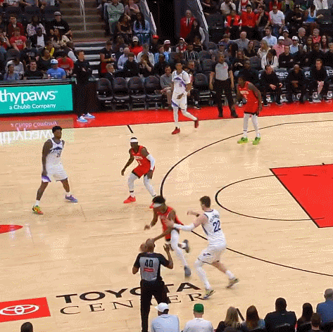 来看看阿门这个抢断之后的大风车暴扣吧！
难怪杜兰特只给打9分呢，真不是杜兰特太过