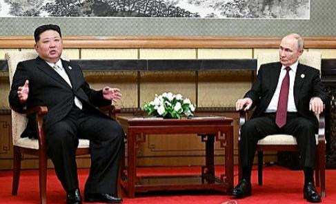 九三阅兵宴会刚结束，俄总统普京和朝鲜领导人金正恩就有大动作。普京直接把金正恩拉上