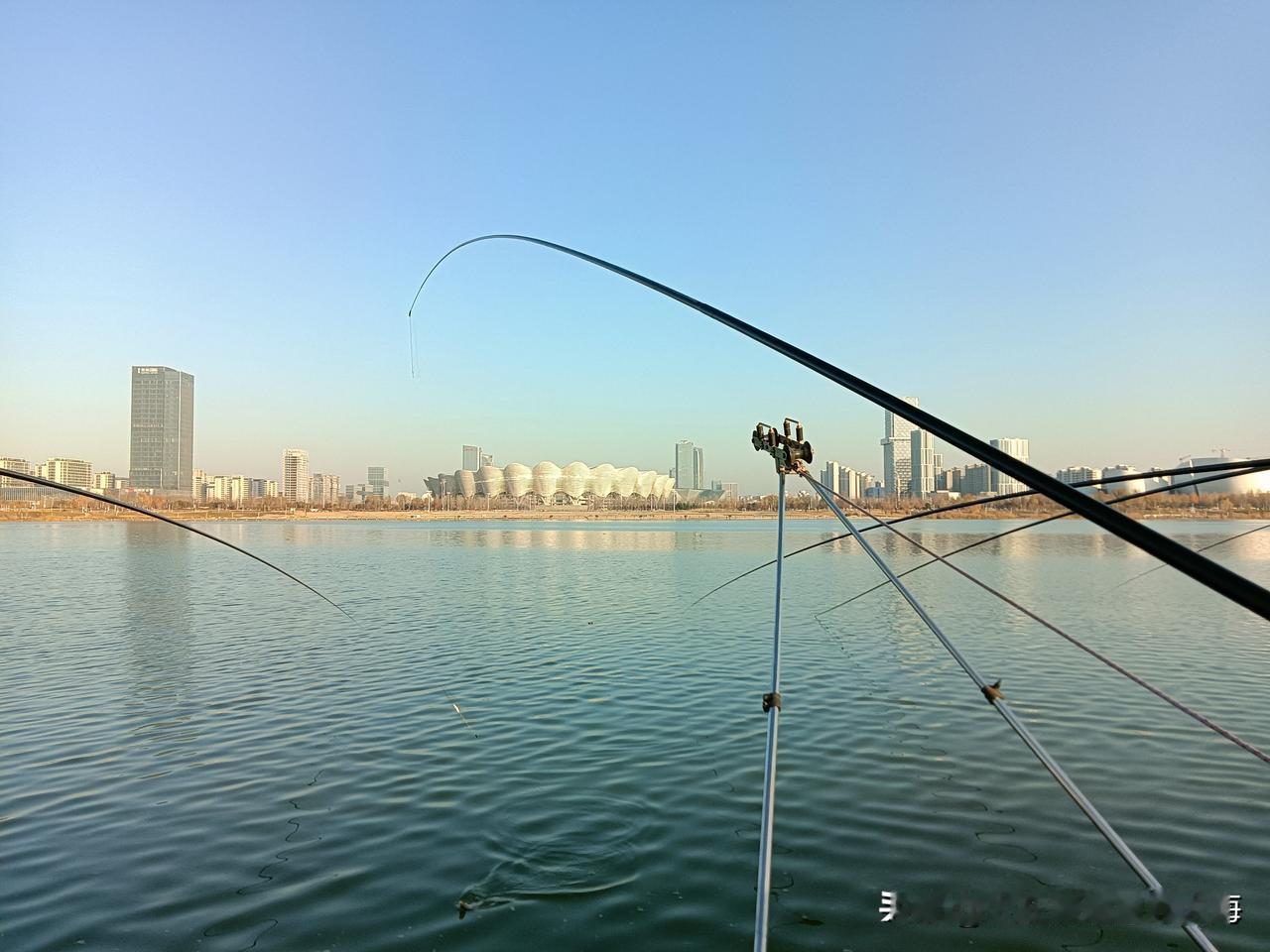 前几天网上就烘托气氛称12号前后冷空气过境西安要下雪，结果昨天从早到晚除了雨润古