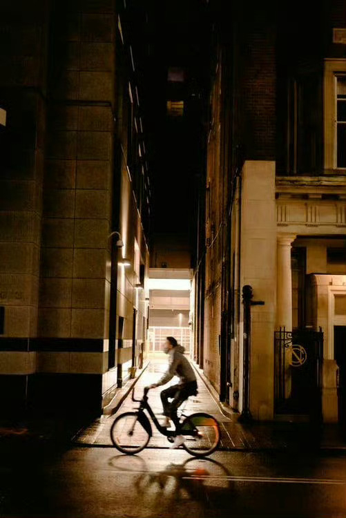 比起有人左右情绪的日子，我更喜欢无人问津的时光。            —— 《