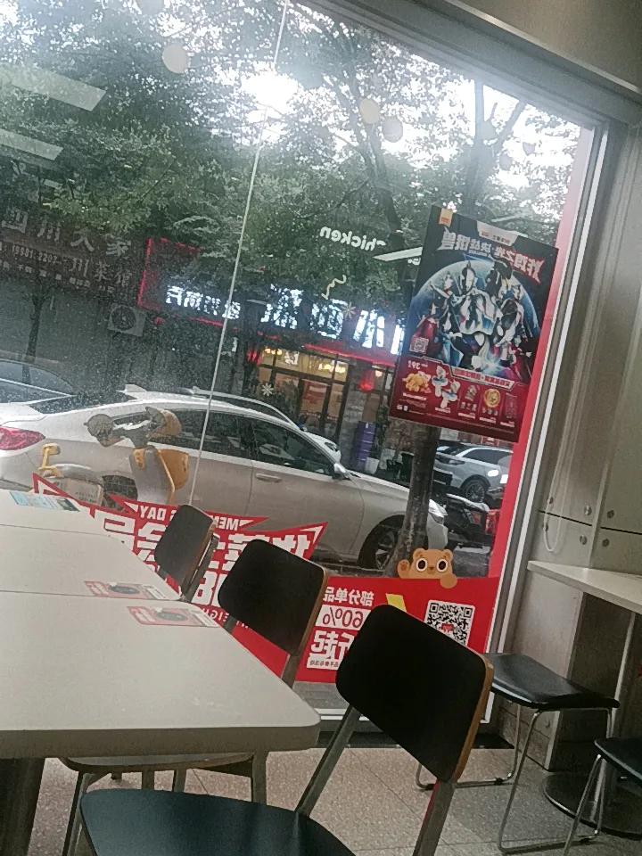 一场大雨，拯救了打工人的加班夜
 
忙碌的工作日，最让人疲惫的从来不是白天的劳作