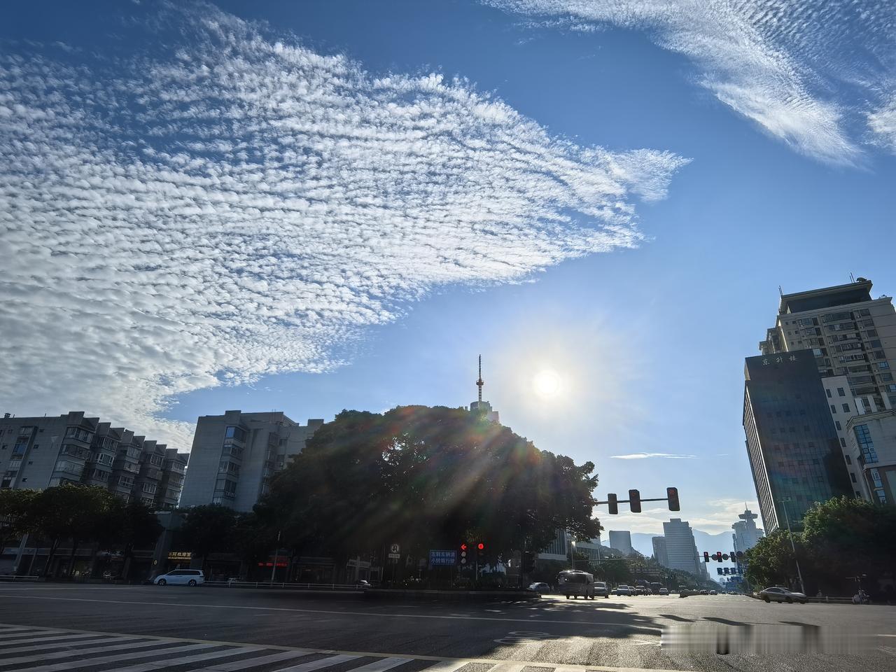 今天早晨，福州天空的美丽景象[大笑]晨起时的天空