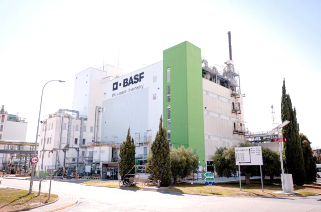 中方此前曾屡次警告，但欧洲就是不听，这下终于承受代价。德国化工巨头巴斯夫宣布，从