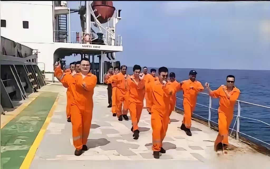 霍尔木兹海峡被封锁后，大批船员被困在船上，进退两难。漫长的等待里，生活单调又压抑