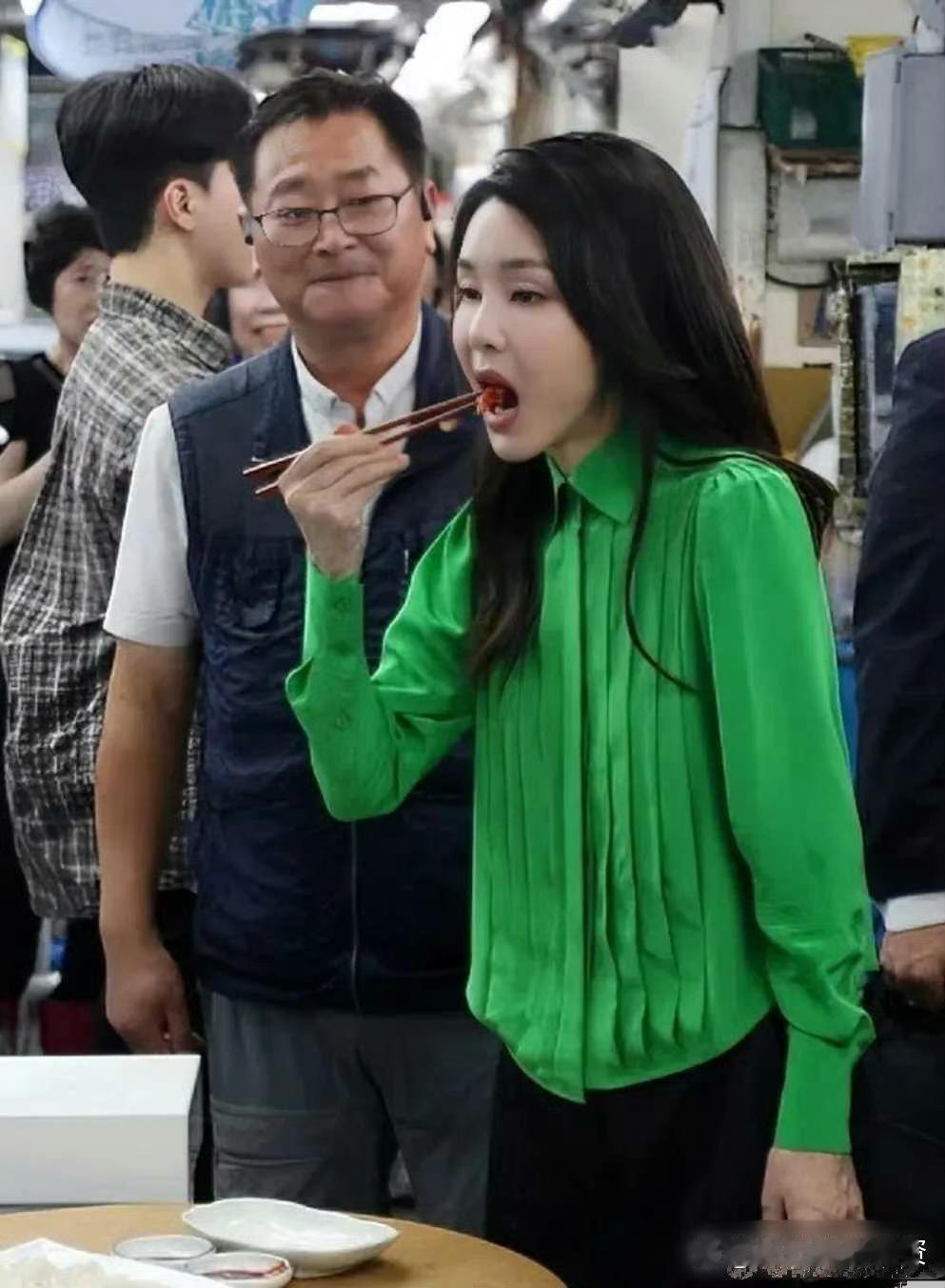 韩国第一夫人颜值真高，岁月没在她身上留下痕迹，感觉她比老公更受欢迎呢 