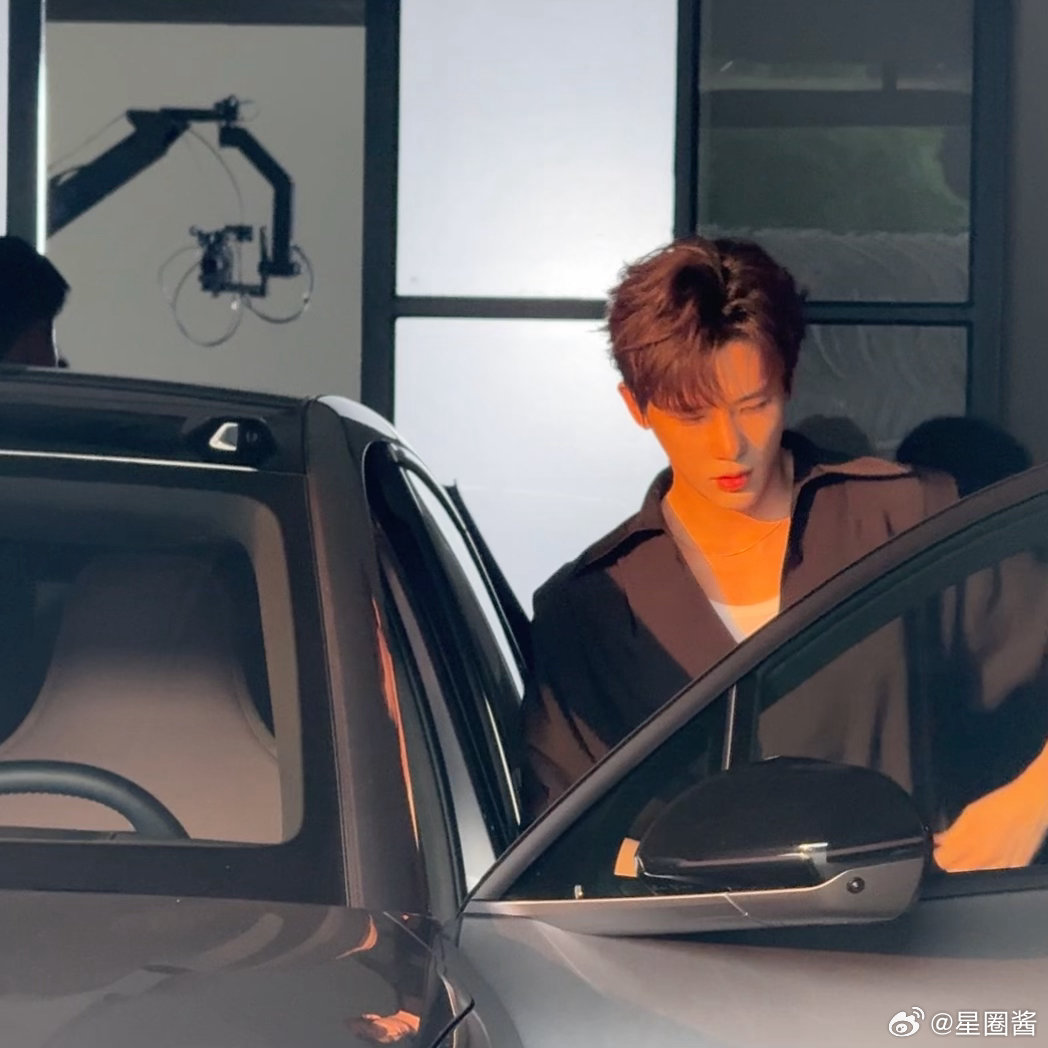 王安宇下班打招呼的含金量 告别冬日滑雪新手身份，如今进阶为都市驾趣玩家～戏里是《