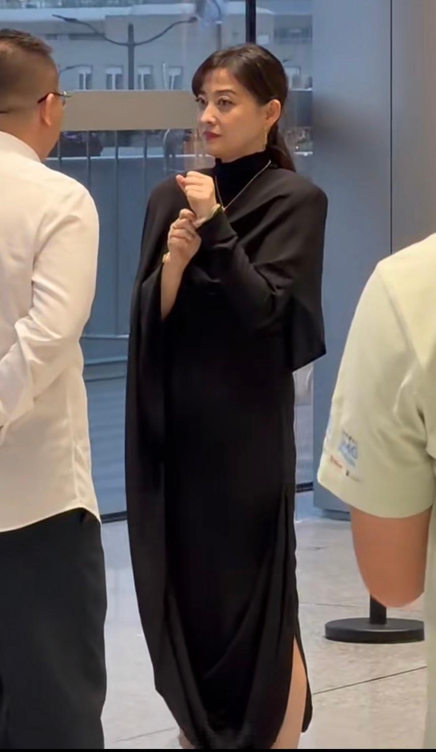 梅婷身穿Mugler黑色礼服亮相白玉兰提名晚宴 ！ 