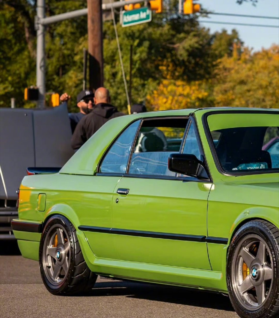 BMW E30的魅力，是时光筛过的经典——线条里藏着老派的精致，引擎声裹着纯粹的
