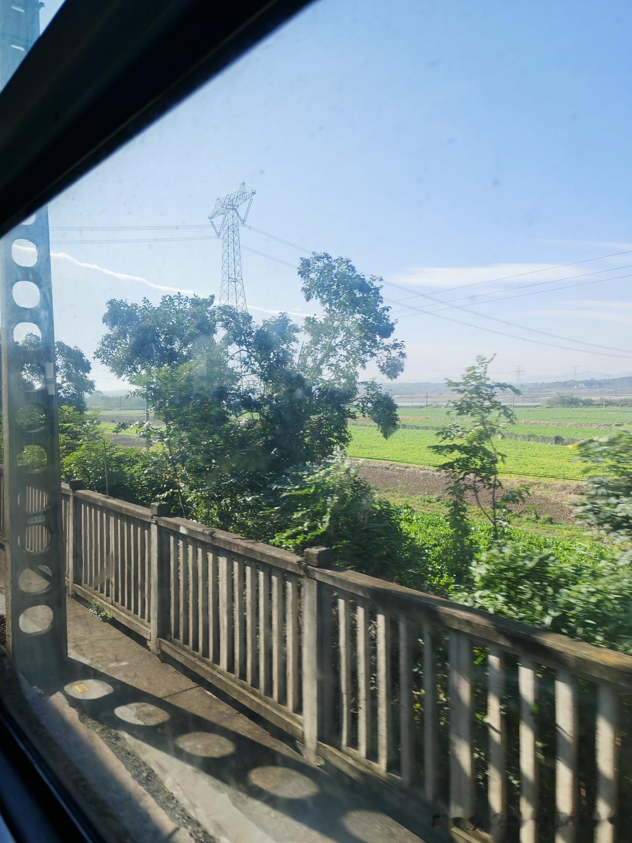 跨上飞奔的列车，畅览钟灵毓秀的山河。