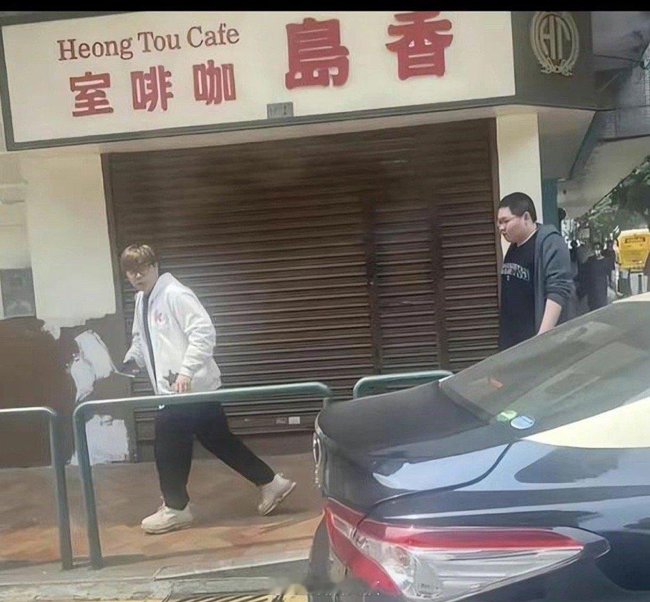 #PDD#网友说：刘谋在澳门很开心，五五开陪同他一起跨栏[收到] ​​​