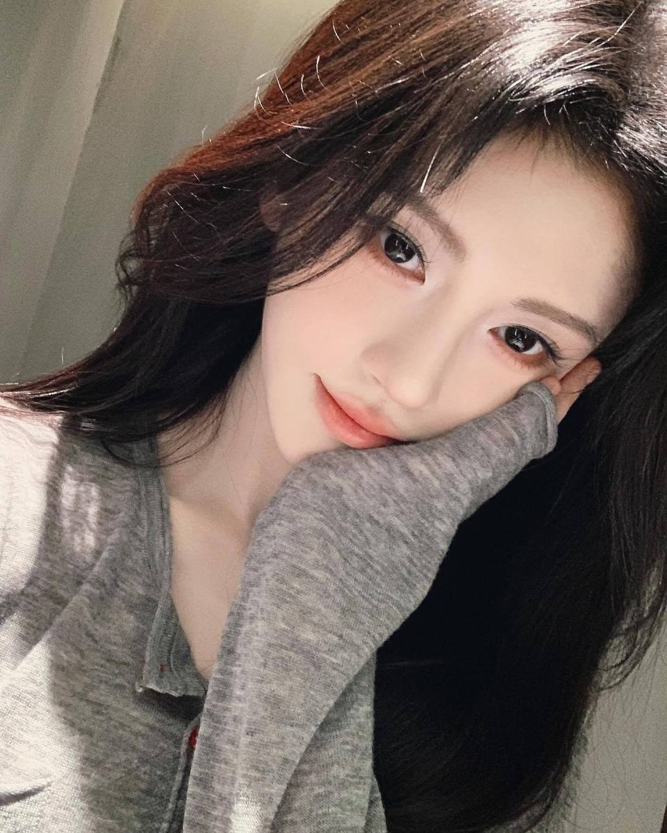鞠婧祎 ins更新自拍，美得好权威 ​​​