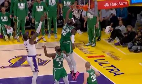 NBA赛场上再现争议判罚！就在上场遭遇战，当凯尔特人的克塔在篮筐里完成封盖之后，