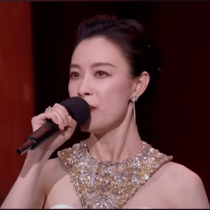 金鸡奖闭幕式倪妮主持首秀堪称完美！一开口就自带稳场buff，语气从容有感染力，控