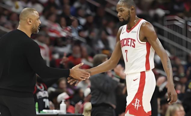 NBA中国赛，季前赛火箭对阵独行侠的比赛中，出现了非常奇葩的一幕。第三节比赛一开