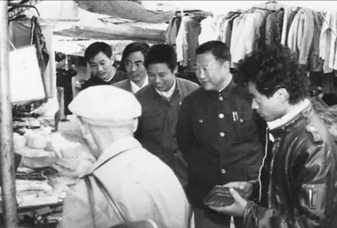 1985年，董朝才调任温州市委书记后义乌小商品市场调研的老照片。在调研基础上，董