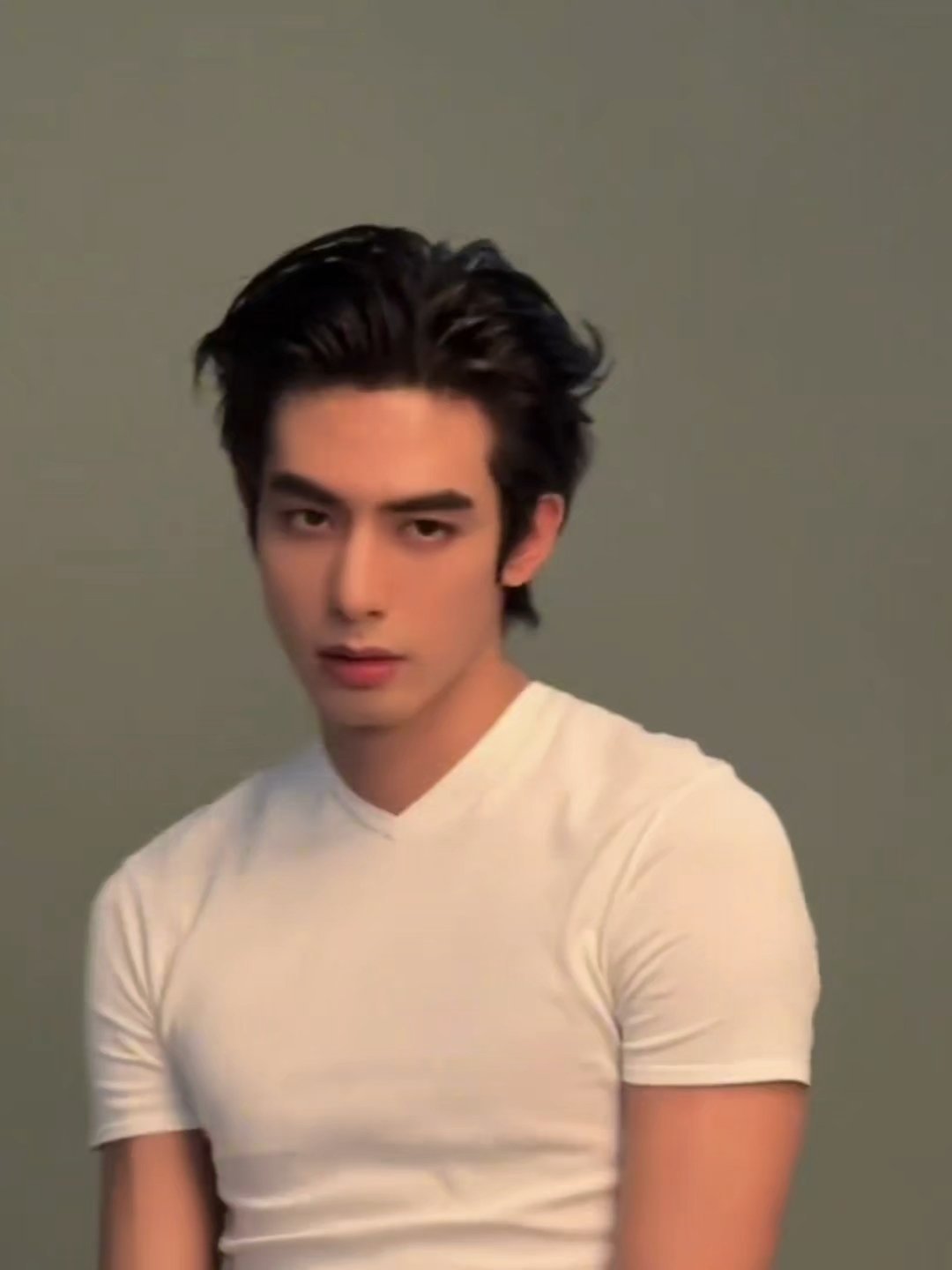 宋威龙 宋威龙一件简单白T穿出满分氛围感，身形挺拔干净利落，简约穿搭也难掩帅气，