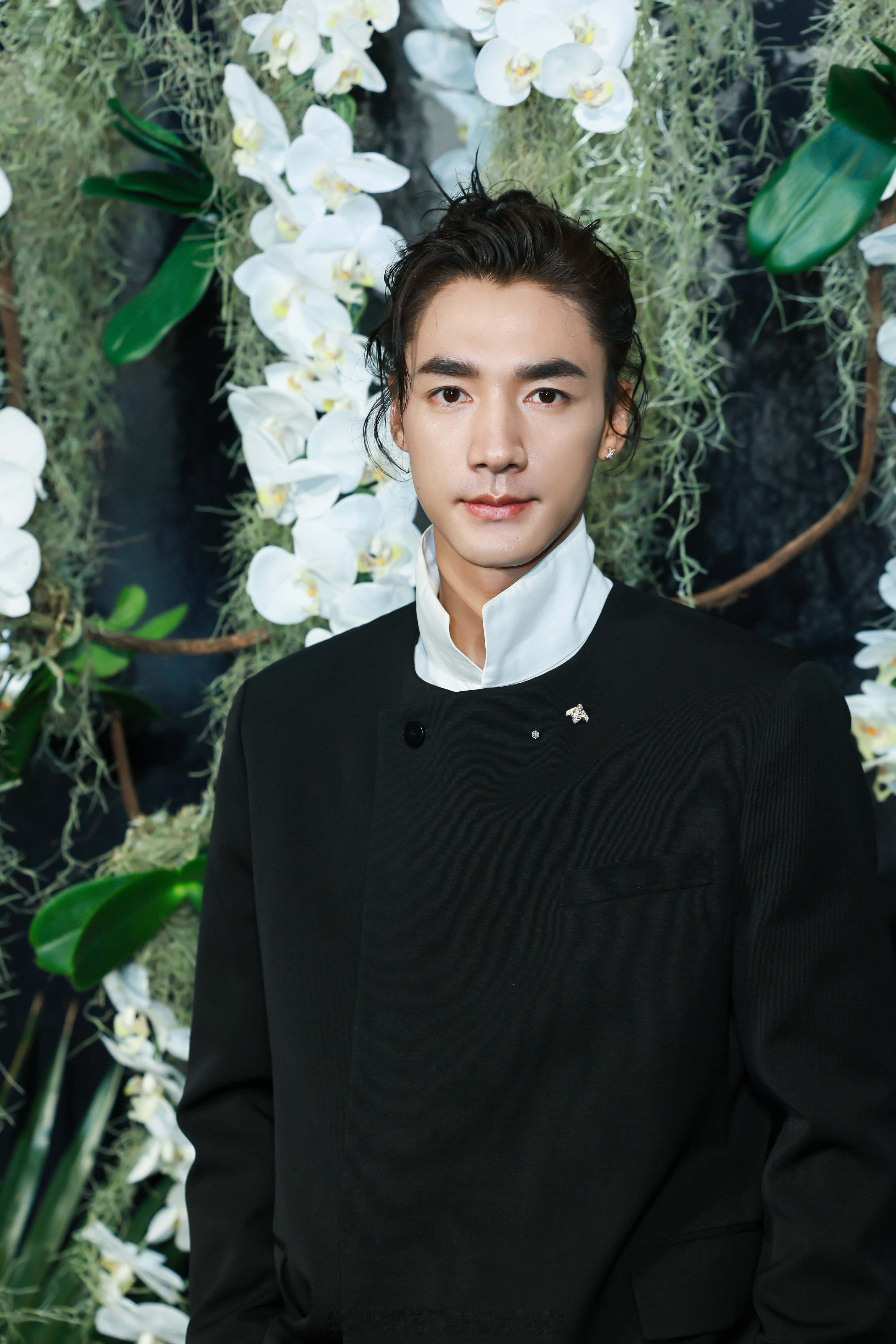 网友说于适和此沙是目前电影圈捧人的最大力度，大制作里拿有效配角，小成本里拿主角。