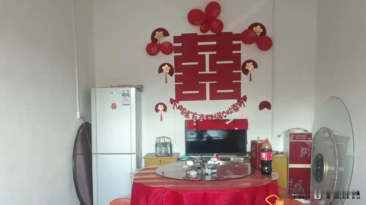 (一)
上联:祝酒庆婚迎贵客
下联:张灯结彩庆佳期
           (你对