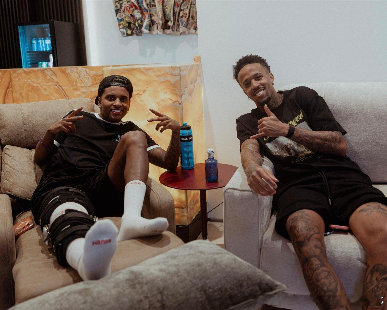 两个巴西伤号🏥米利唐今天来找罗德里戈一起看球了曼城1比2皇马曼城vs皇马