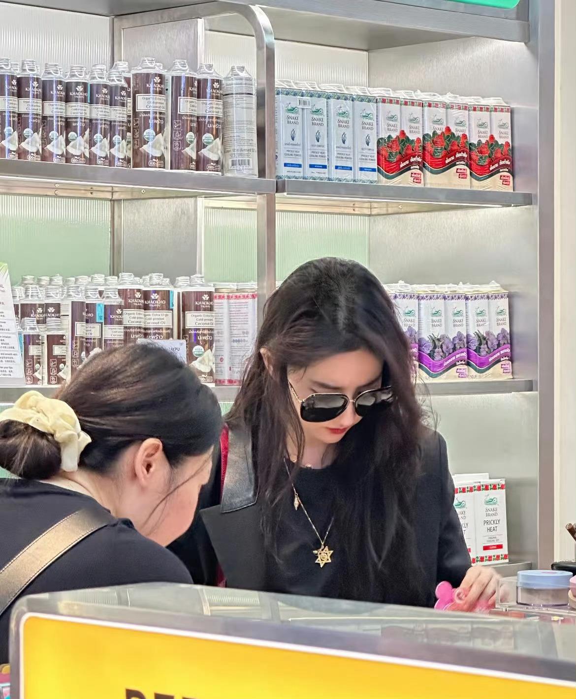 #泰国机场偶遇刘亦菲#刘亦菲为什么一直戴墨镜🕶️？美丽的眼睛都被挡住了 ​​​