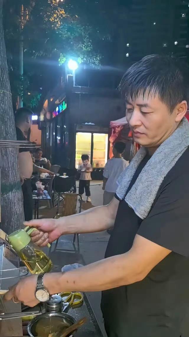 河南平顶山夜市惊现张雪峰，一个卖烤串的老板，和张雪峰长得实在太像了，被眼尖的网友