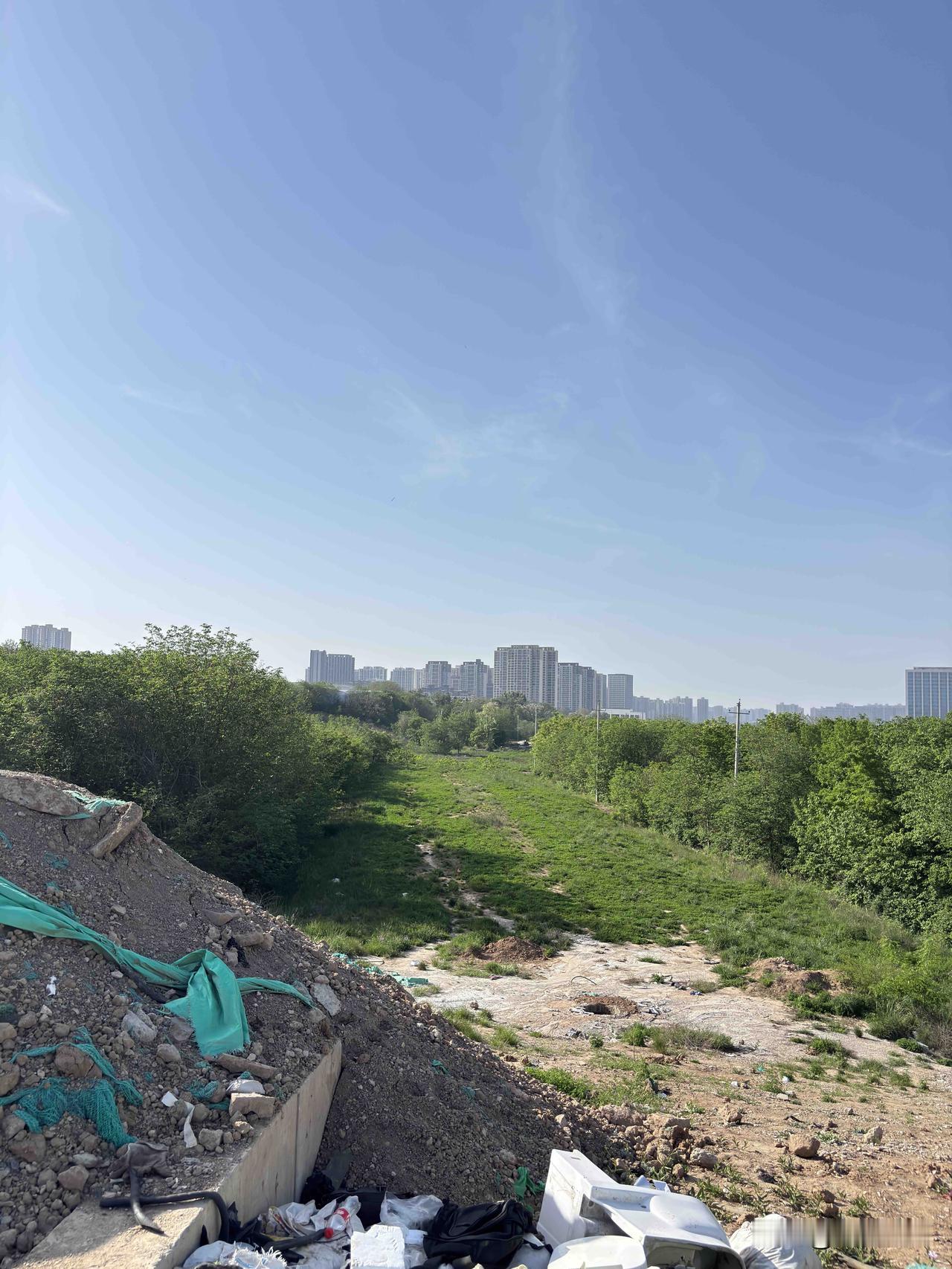 西安马腾空汽车城旁边这块地，看着面积还不小呢？还没有开发，这里位置也挺好的，附近