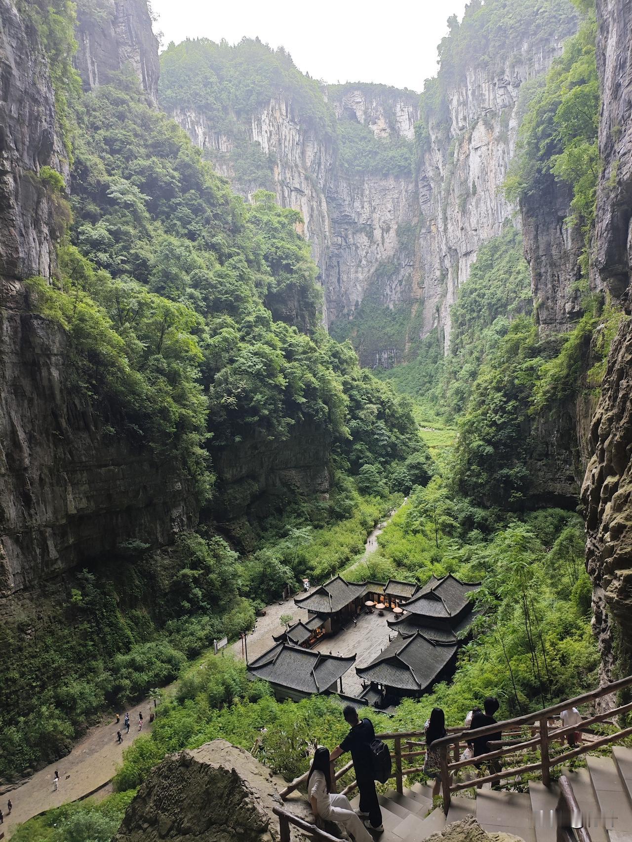 苏幕遮46·天福官驿
断崖高，林阴茂。古驿藏幽，瓦叠飞檐巧。
万仞青山环画峤，竹