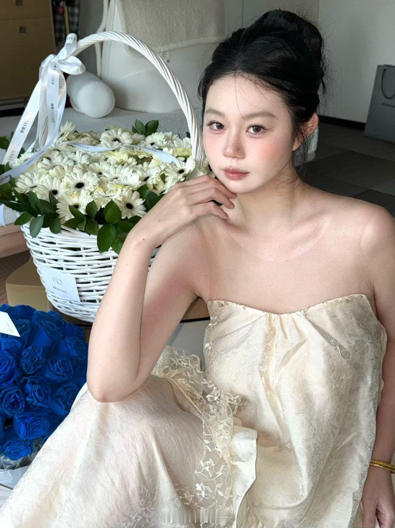 这个世界什么都是假的，只有情人节我闺蜜送我几千块钱的花是真的。 